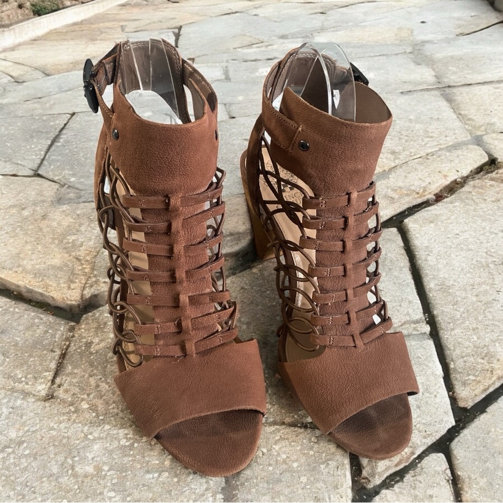 VINCE CAMUTO Tan Leather Strappy Sandals 8.5 Cage Ankle Buckle Stacked Cone Heel